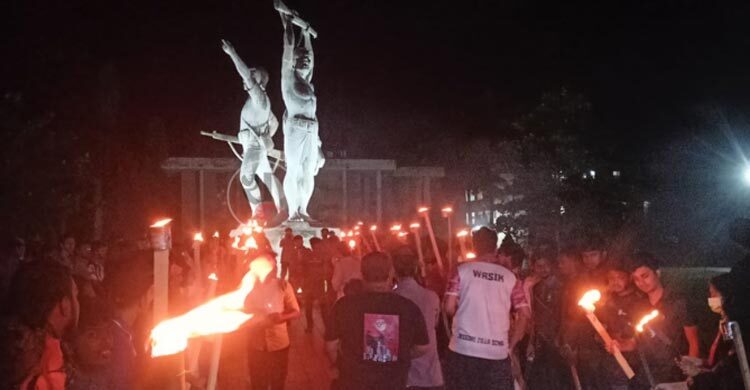 উপাচার্যের পদত্যাগ দাবিতে কুয়েট শিক্ষার্থীদের মশাল মিছিল